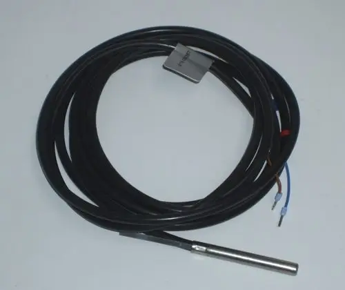 Temperatursensor von Daikin mit Edelstahl-Sonde und Kabel, geeignet für die Überwachung von Speichertemperaturen in Heizsystemen.
